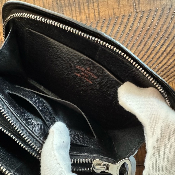 LOUIS VUITTON
Epi Demi Lune Pochette Black - Picture 12 of 17